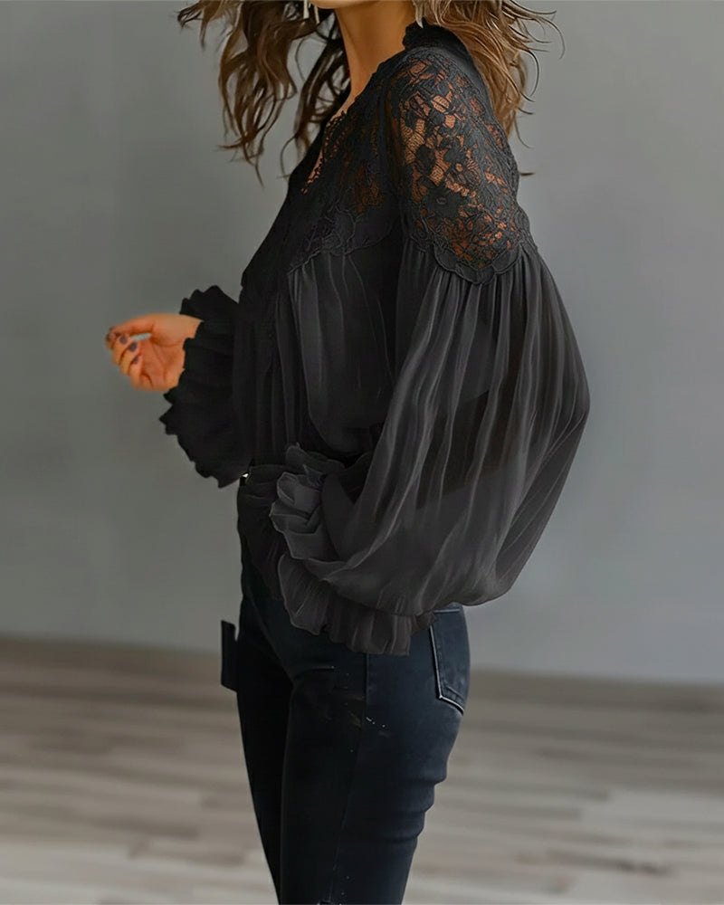 Vue de profil de la blouse noire, manche ample translucide et épaule en dentelle florale 7