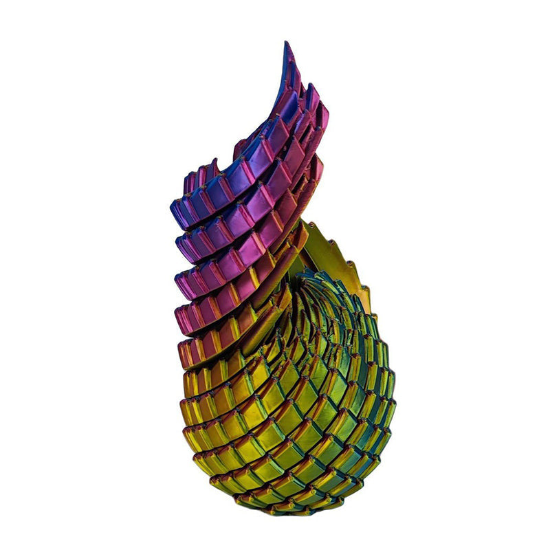 Œuf partiellement déroulé en spirale, dont le haut rose et violet se tord au-dessus d'une base jaune-vert, sur fond blanc. 8