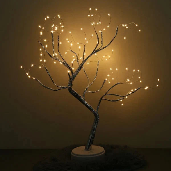 Lampe arbre seule sur fond sombre, branches tortueuses déployées et petites lumières chaudes réparties sur les rameaux 4