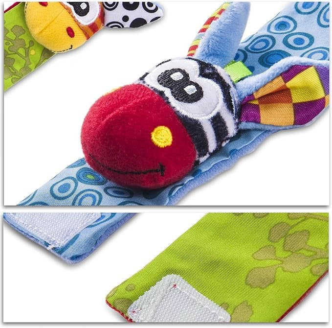 Gros plan sur un hochet de poignet à museau rouge en peluche, oreilles à motifs et bande bleue, avec deux languettes velcro au premier plan. 9