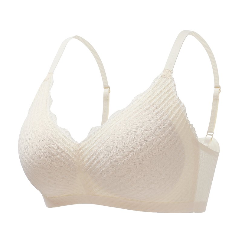 Brassière crème à bretelles fines et dentelle festonnée, photographiée à plat de trois quarts sur fond blanc. 7