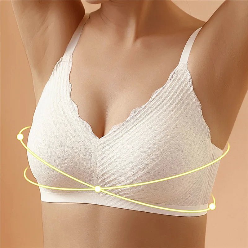 Brassière blanc crème portée par une femme bras levés, avec traits lumineux jaunes illustrant le maintien autour de la poitrine. 4