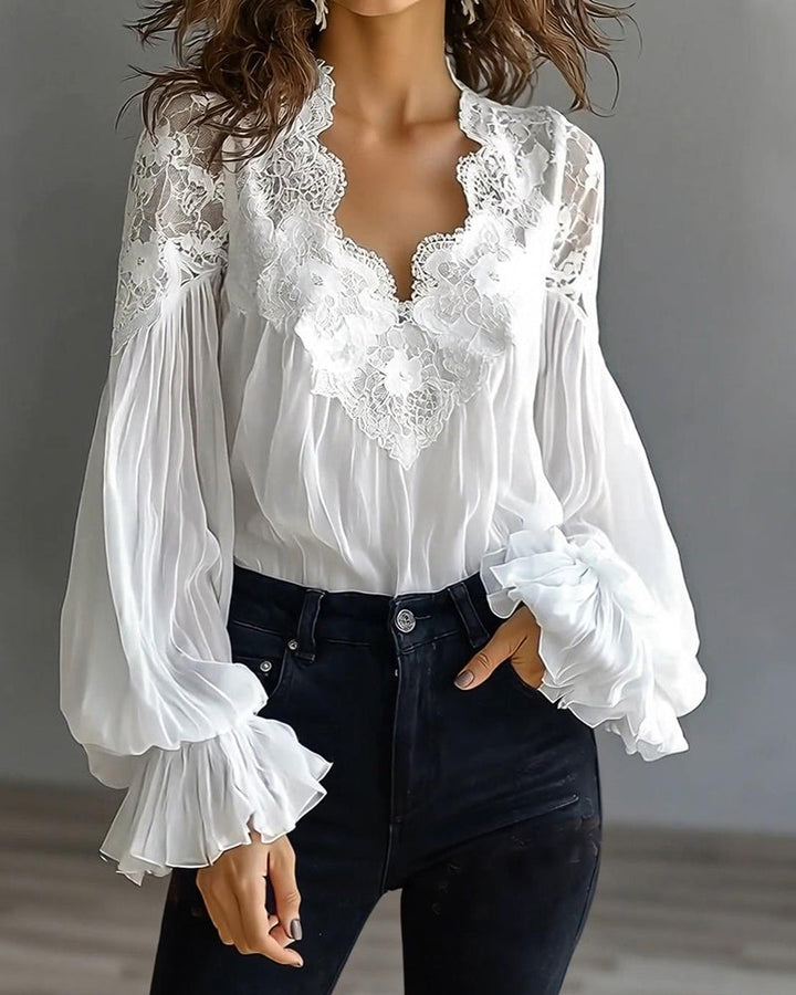 Blouse blanche en dentelle florale et mousseline plissée, manches bouffantes à poignets froncés, portée avec un jean 4