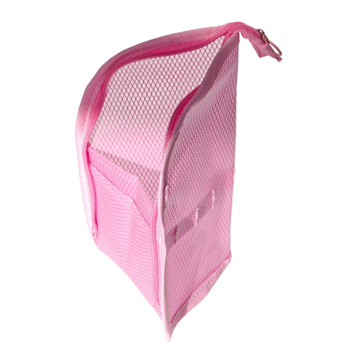 Pochette rose en filet sur fond blanc, vue légèrement de dessus, avec sa poche intérieure et sa fermeture éclair à anneau. 9