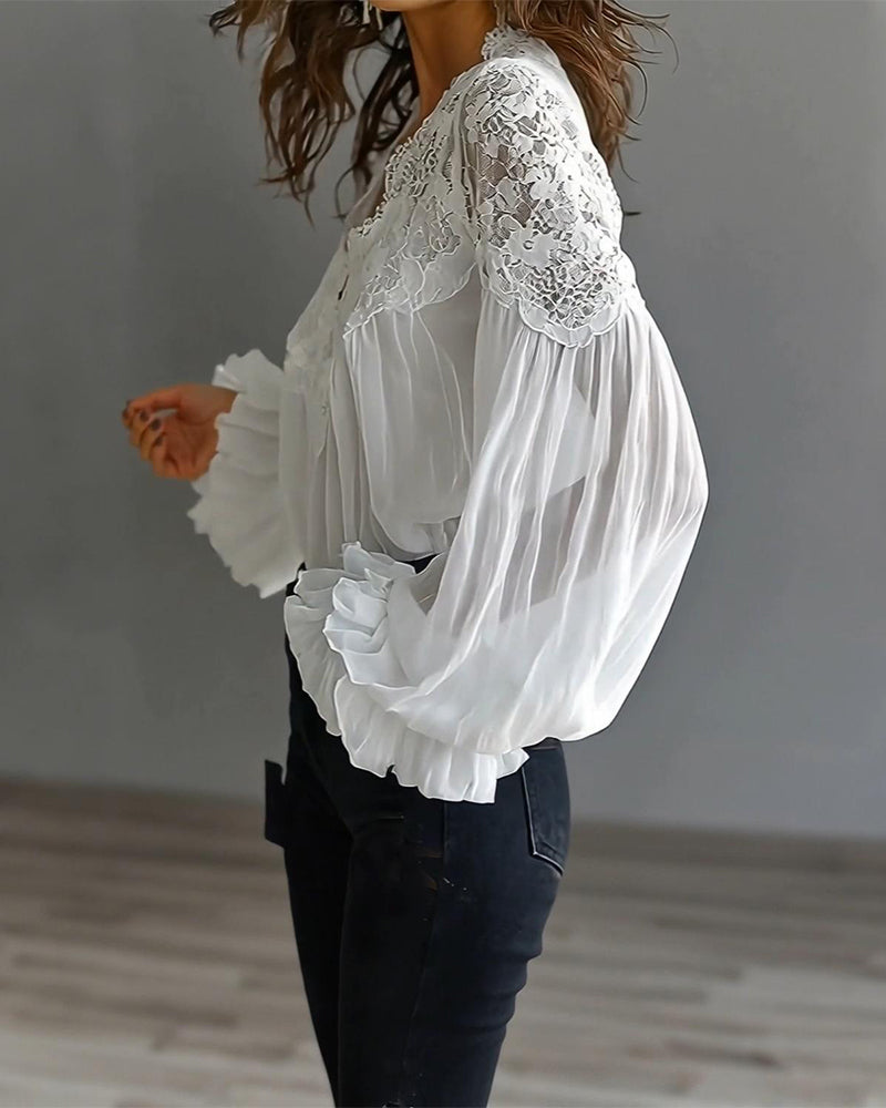 Vue de profil de la blouse blanche, manches bouffantes translucides à volants et épaule en dentelle 2