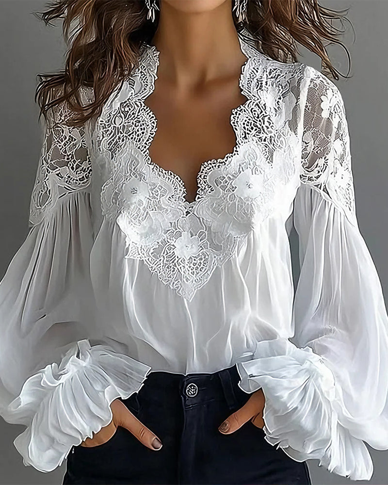 Gros plan sur le col V en dentelle de la blouse blanche et ses poignets à volants 5
