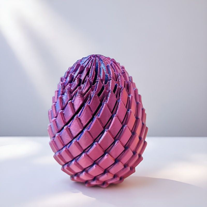 Œuf de dragon à écailles rose violacé posé sur une surface blanche, avec des ombres douces en diagonale. 10