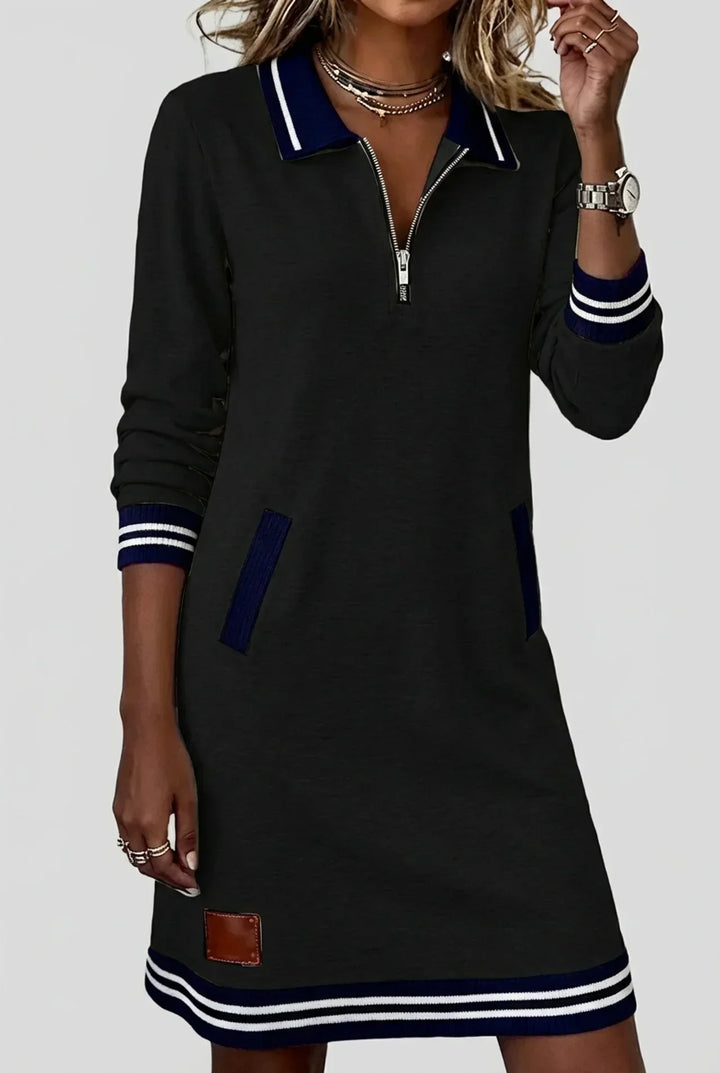 Robe noire à col polo rayé bleu marine, portée par un mannequin, main relevée, poignets et ourlet rayés. 4