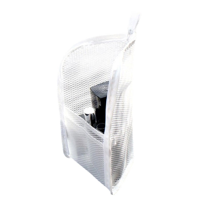 Pochette blanche en filet sur fond blanc, ouverte sur le côté, laissant voir des produits de toilette noirs rangés à l'intérieur. 8