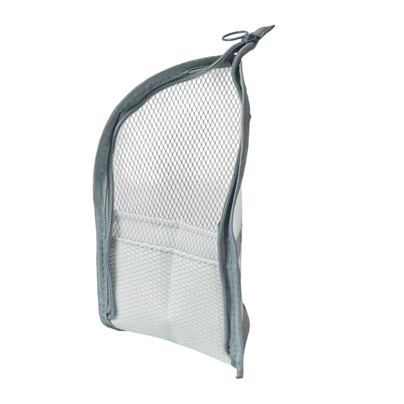 Pochette grise à bordure en filet blanc, vue de côté sur fond blanc, avec sa poche frontale et son anneau de fermeture. 10