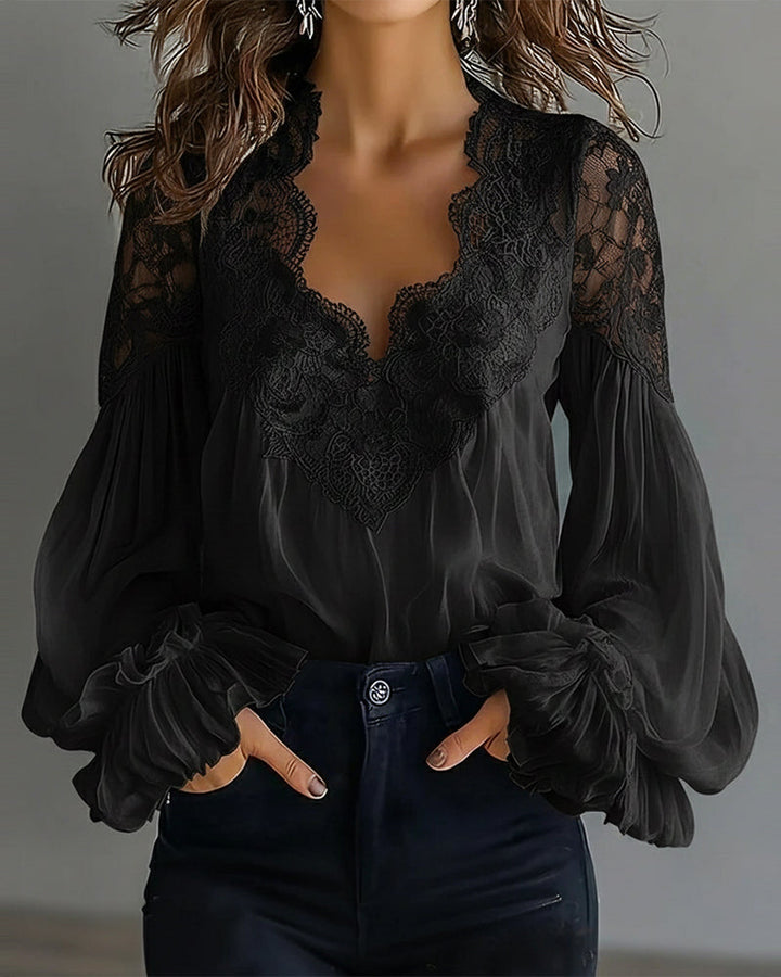 Blouse noire à col V en dentelle, manches bouffantes à volants, portée avec un jean foncé 6