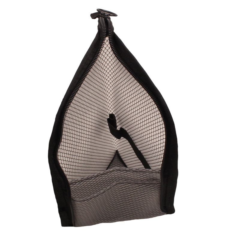 Pochette noire à intérieur gris en filet, entrouverte en pointe sur fond blanc, avec une poche basse et une sangle élastique. 11