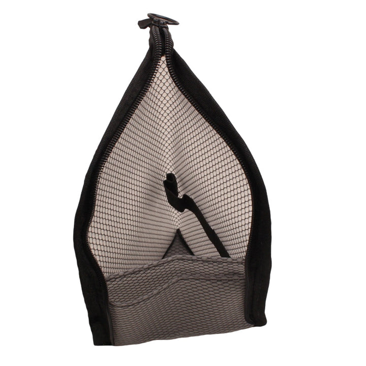 Pochette noire à intérieur gris en filet, entrouverte en pointe sur fond blanc, avec une poche basse et une sangle élastique. 11