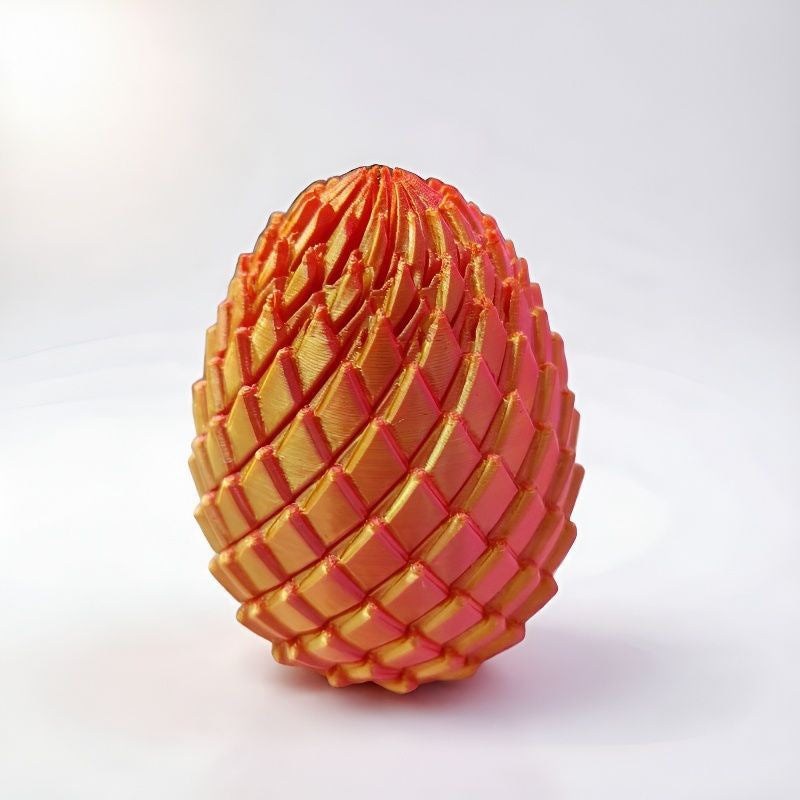 Œuf de dragon à écailles orange et doré, vu de face sur fond blanc lumineux. 9