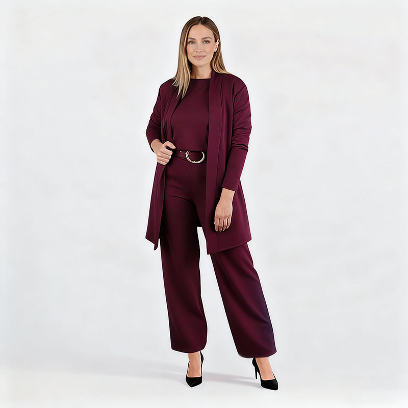 Ensemble bordeaux porté par une mannequin en pied sur fond blanc, cardigan ouvert, ceinture à boucle ronde, escarpins noirs. 13