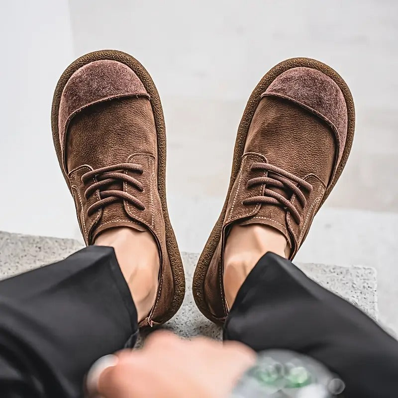 Paire marron portée, vue plongeante sur les pieds avec pantalon noir, détail des lacets et du bout en daim surpiqué. 8