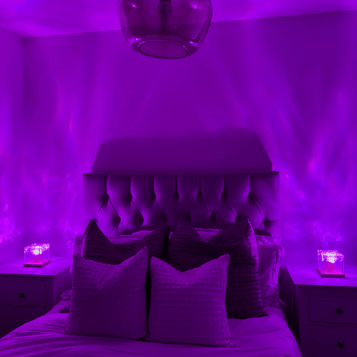 Même chambre baignée de lumière violette, deux lampes cubes sur les tables de chevet projetant des reflets ondulants sur les murs. 3