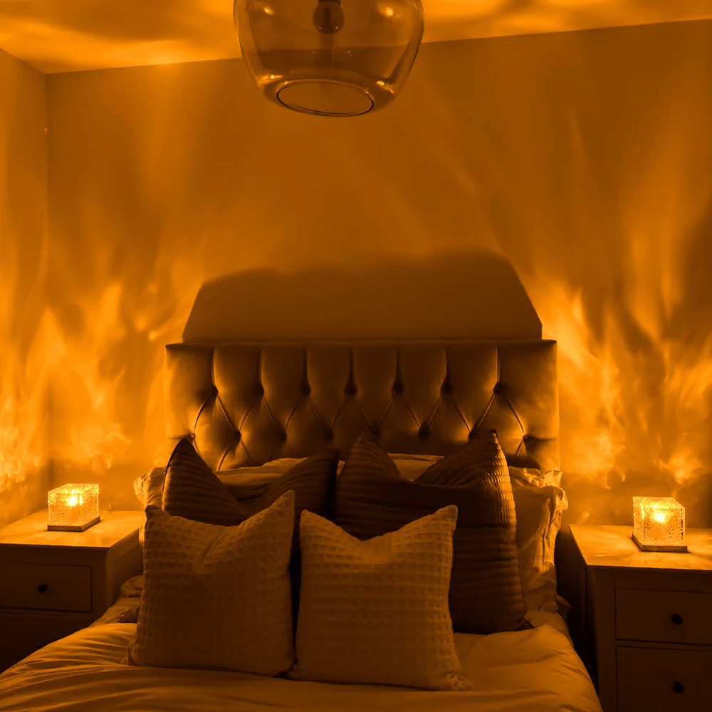 Deux lampes cubes sur des tables de chevet projettent une lumière orangée en flammes sur les murs d'une chambre. 2