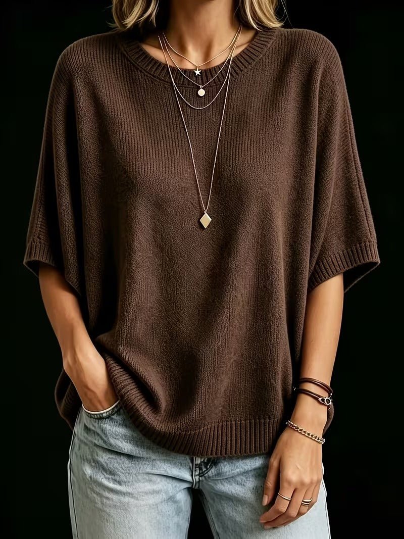 Top marron en maille de face, une main dans la poche du jean, colliers superposés et bracelets. 19