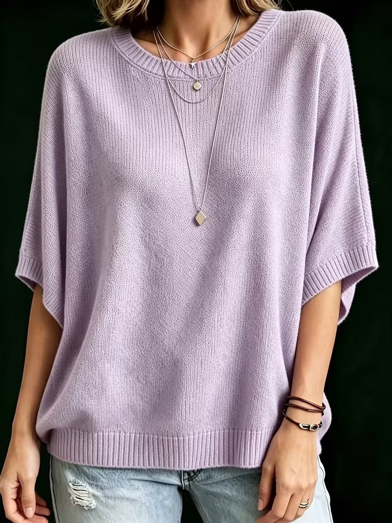 Top lilas en maille de face, bras le long du corps, col rond, poignets de manches côtelés et bas côtelé. 10