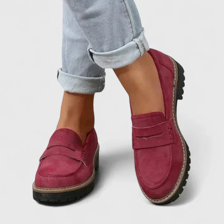 Mocassins rouge bordeaux en aspect daim portés avec un jean clair retroussé, pieds croisés. 6