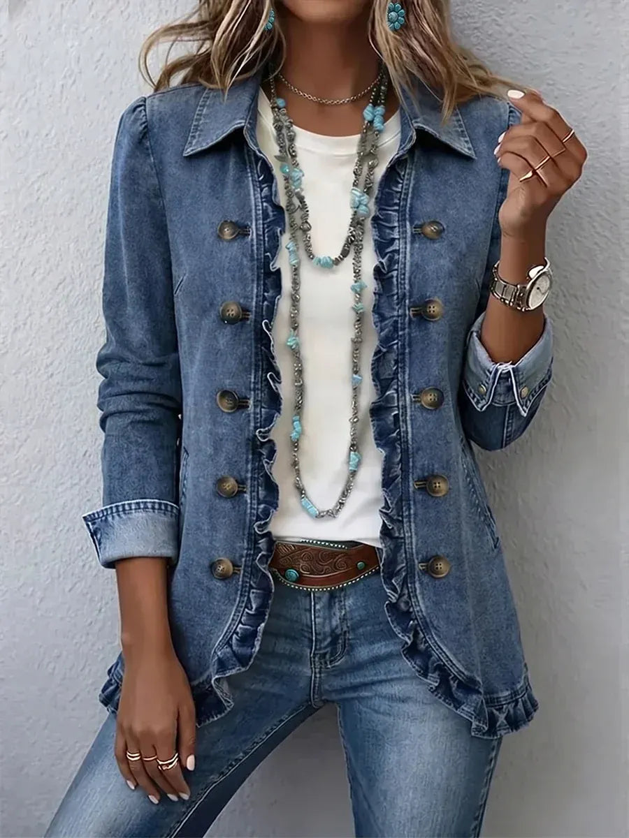 Version en denim bleu délavé de la veste à volants, boutons métalliques sur deux rangées, portée avec t-shirt blanc, colliers turquoise et ceinture marron. 7