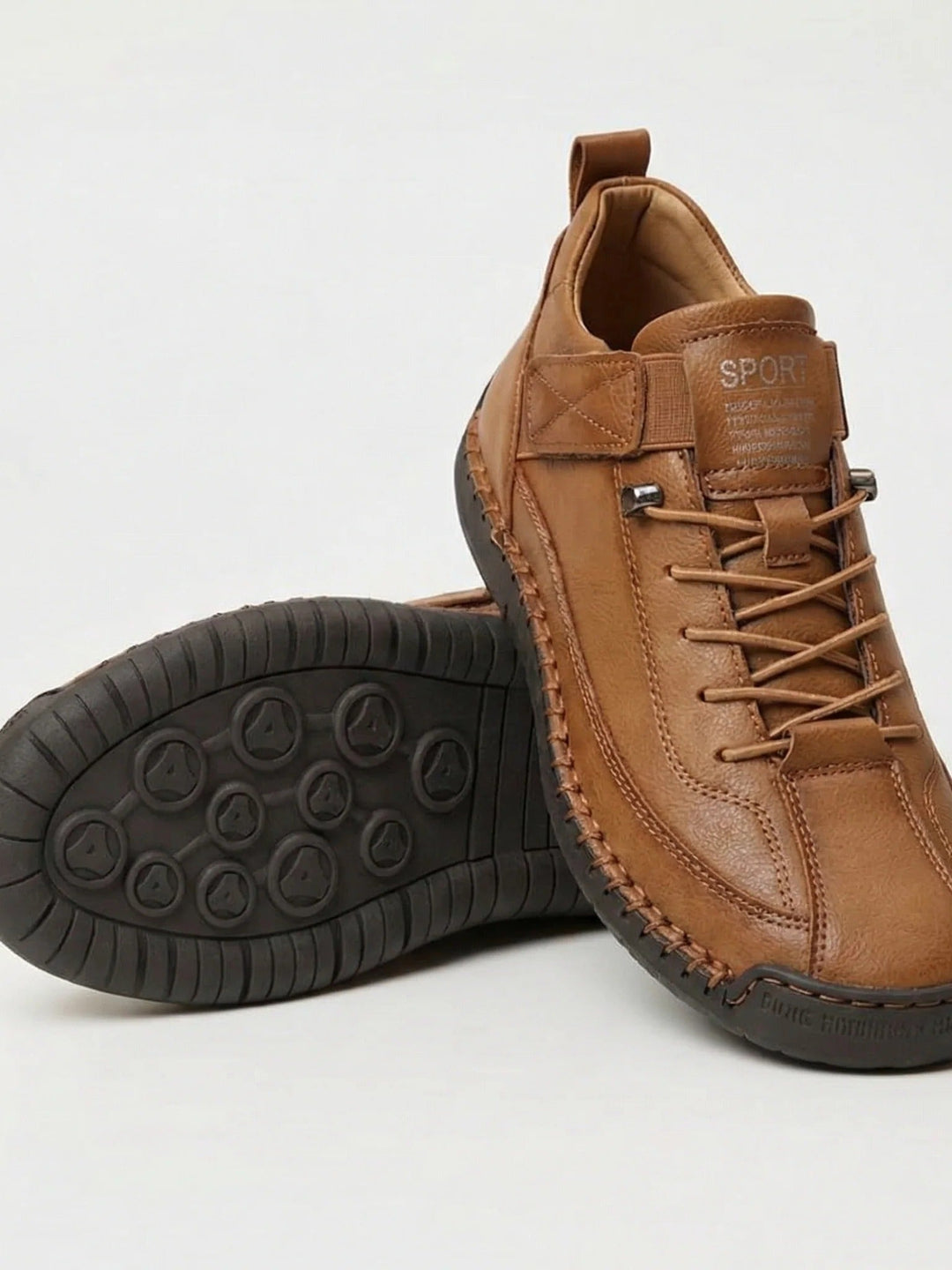 Version marron caramel à lacets élastiques, semelle sombre à plots visible sous la chaussure retournée 6