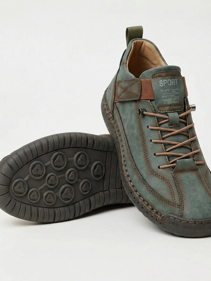 Version vert kaki patiné à lacets marron, semelle foncée à plots visible sur la chaussure retournée 16