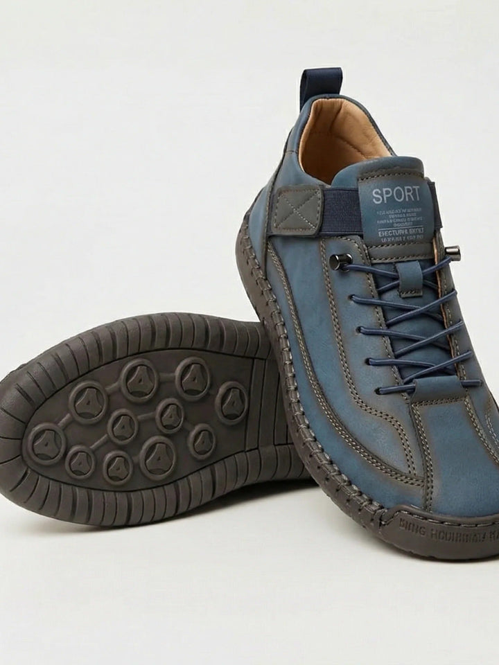 Version bleu pétrole patiné, lacets bleu marine, semelle brun-gris à plots visible sur la chaussure retournée 8