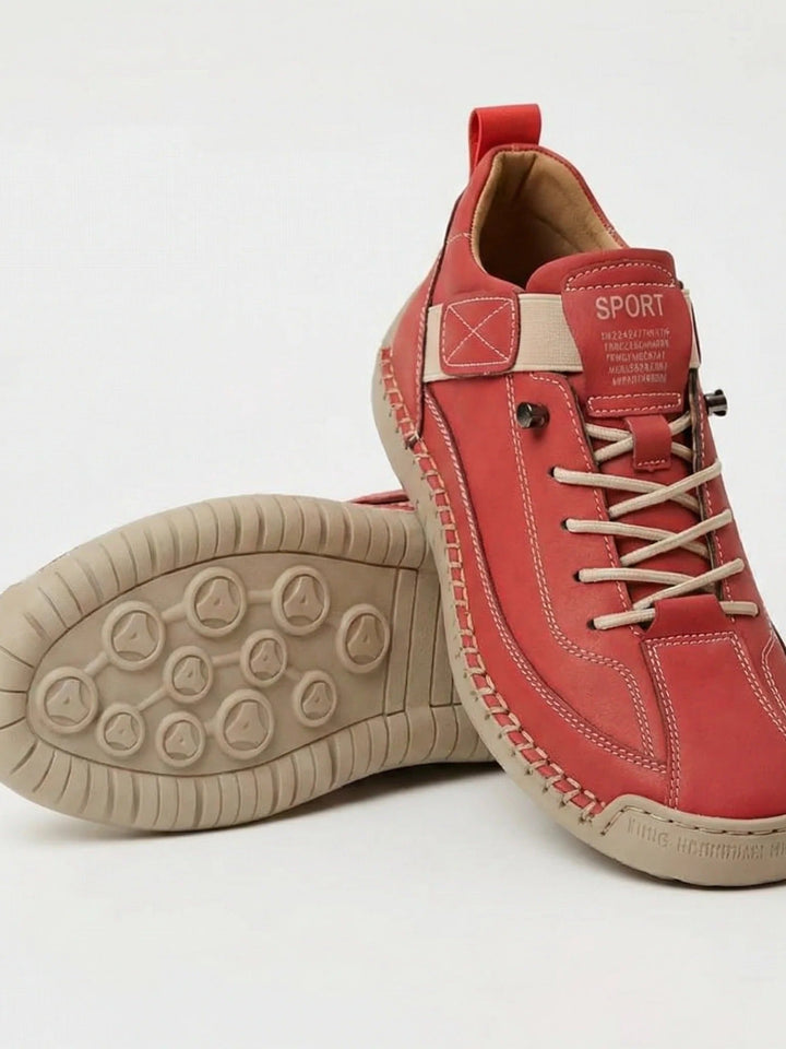 Version rouge à lacets beiges et semelle beige à plots, une chaussure appuyée sur l'autre 10