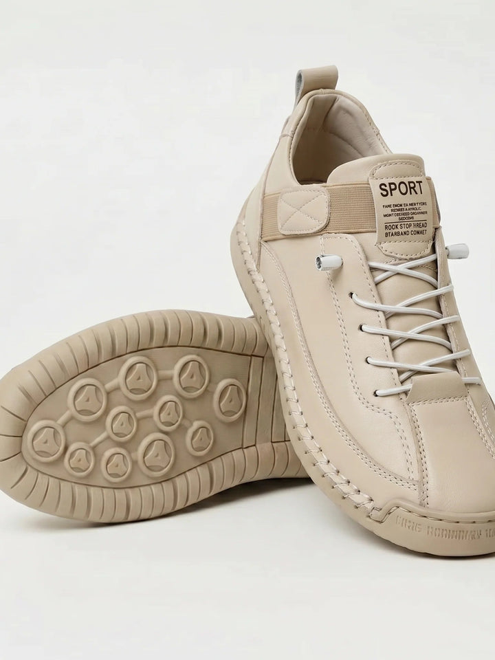 Version beige clair à lacets blancs, semelle assortie à plots visible sur la chaussure retournée 12