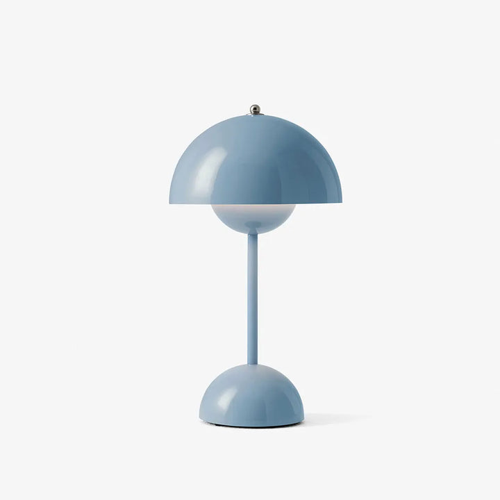 Lampe champignon bleu clair brillante allumée, vue de face sur fond blanc uni. 14