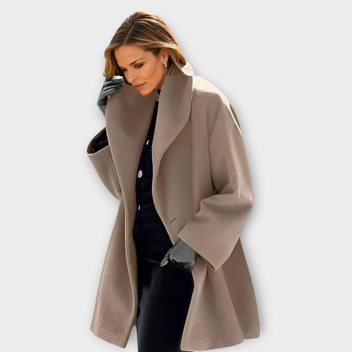 Femme portant le manteau beige taupe en tissu texturé, col châle, gants gris et pantalon noir. 4