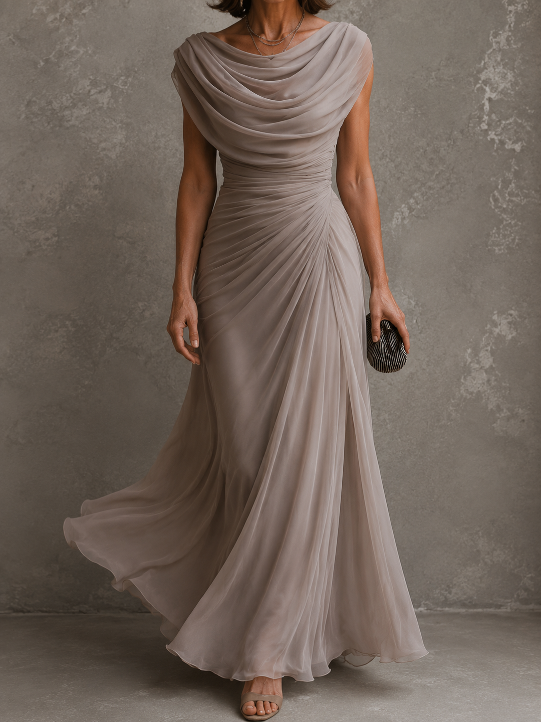 Robe taupe vue en plan resserré, de l'encolure drapée à la jupe fluide en mouvement, sans le visage. 8