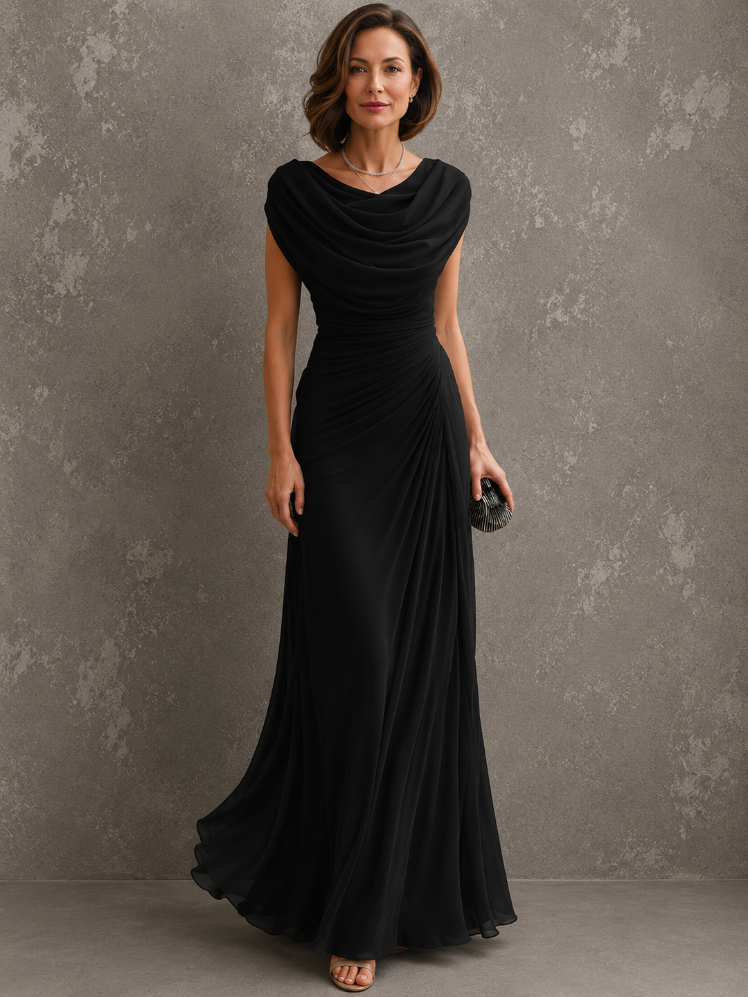 Robe longue noire sans manches à encolure drapée et taille plissée, portée de face par une femme. 4