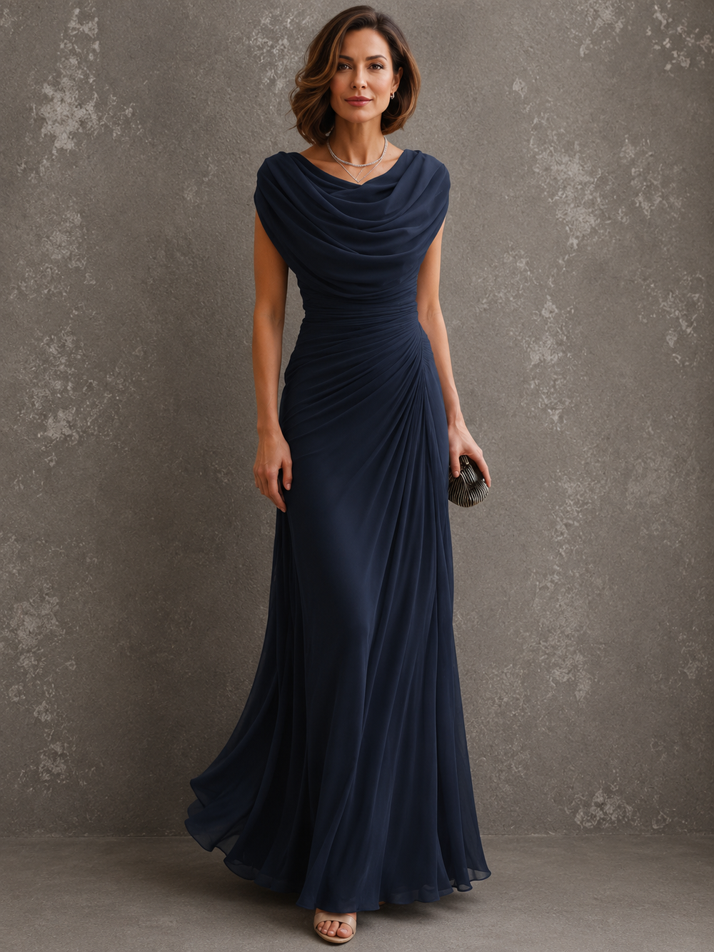 Robe longue bleu marine à col drapé et taille froncée, portée par une femme en pied, vue de face. 2