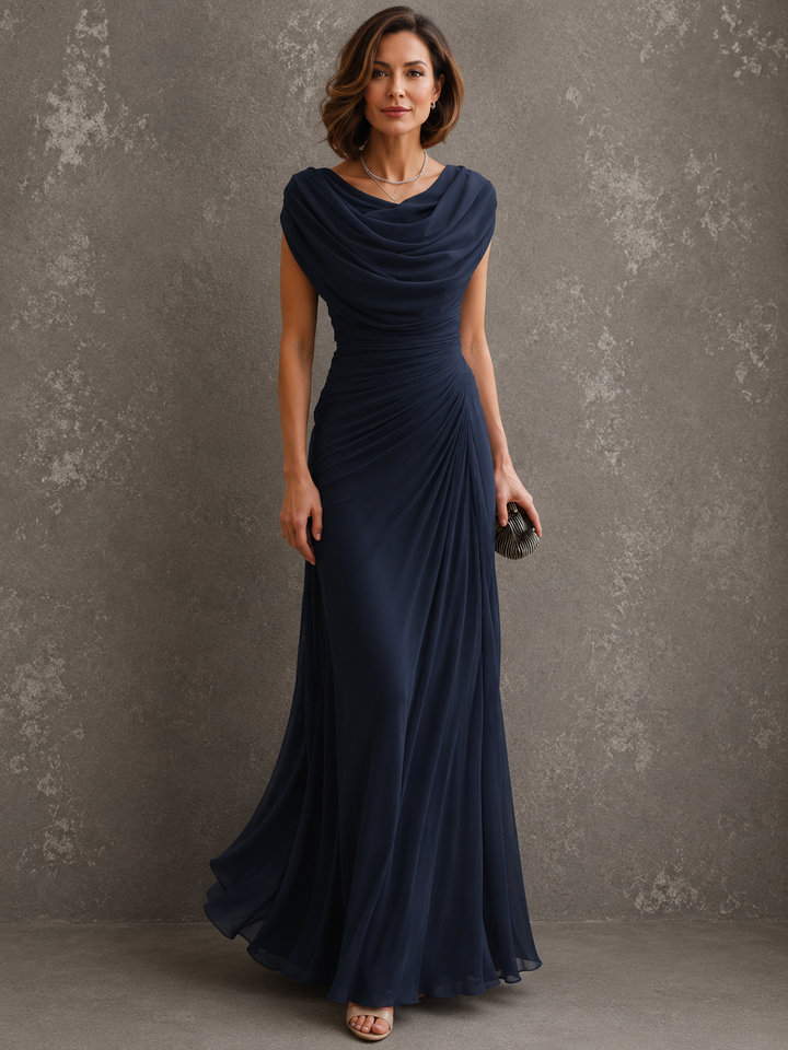 Robe longue bleu marine à col drapé et taille froncée, portée par une femme en pied, vue de face. 2