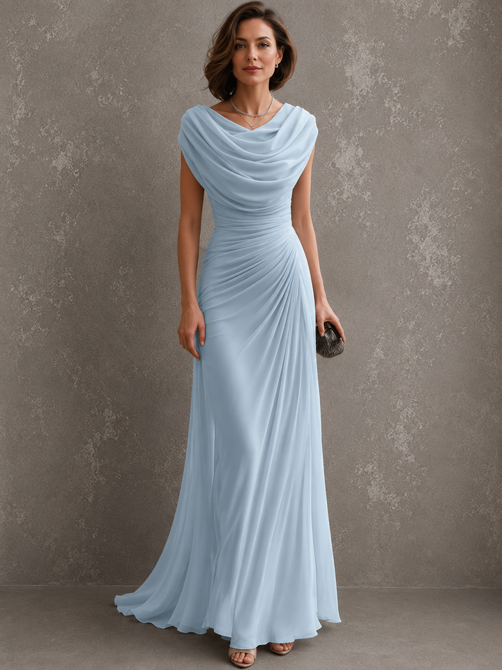 Robe longue bleu ciel à col bénitier drapé et jupe légère jusqu'au sol, portée de face par une femme. 6