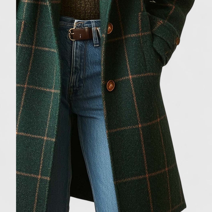 Détail du bas du manteau côté droit, avec boutons marron, poche à rabat, main dans la poche et jean ceinturé. 5