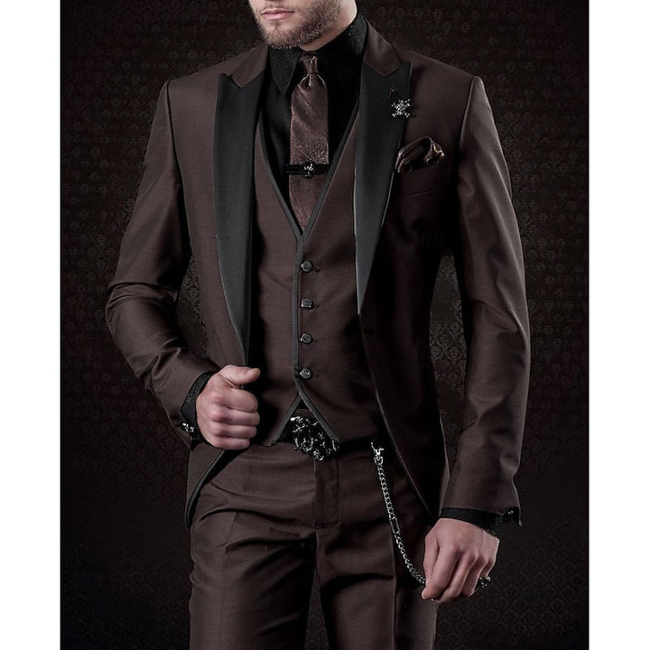 Costume trois pièces marron chocolat à revers noirs satinés, gilet boutonné, chemise noire, cravate assortie et chaîne de ceinture. 7