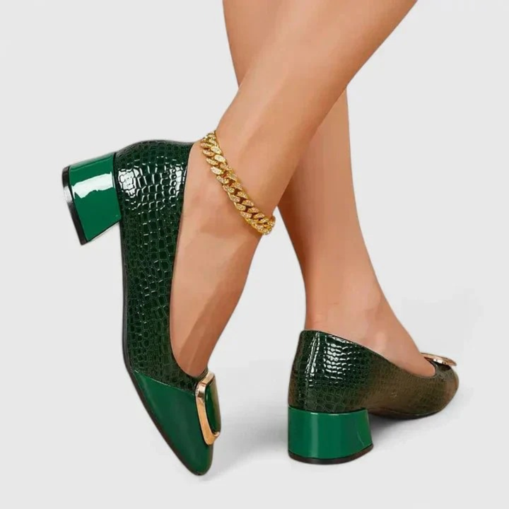 Mocassins verts à effet croco portés, jambes croisées, avec ornement doré sur le bout et talon carré. 6