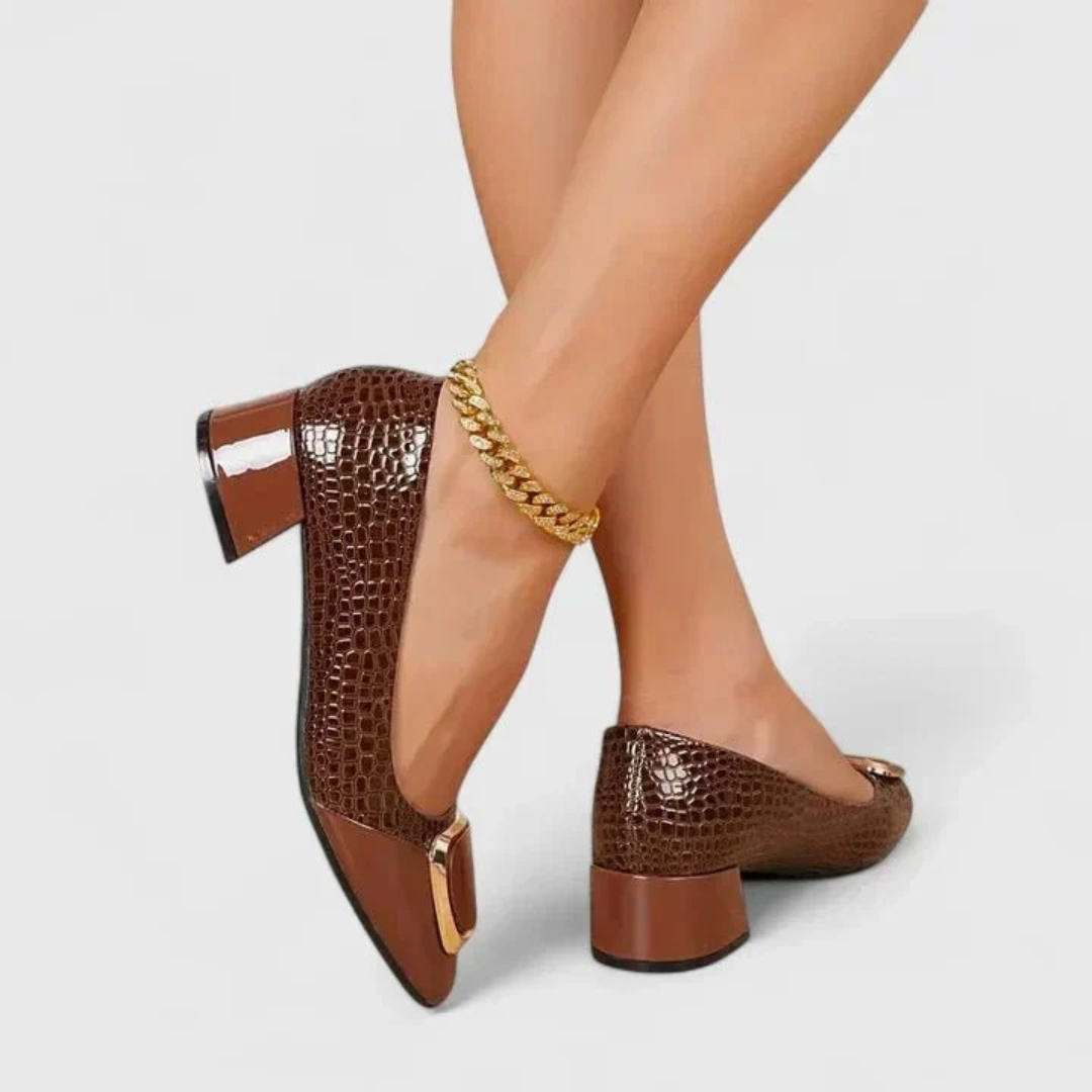 Mocassins marron portés, jambes croisées, vus de l'arrière et de côté pour montrer l'effet croco et le talon carré. 3