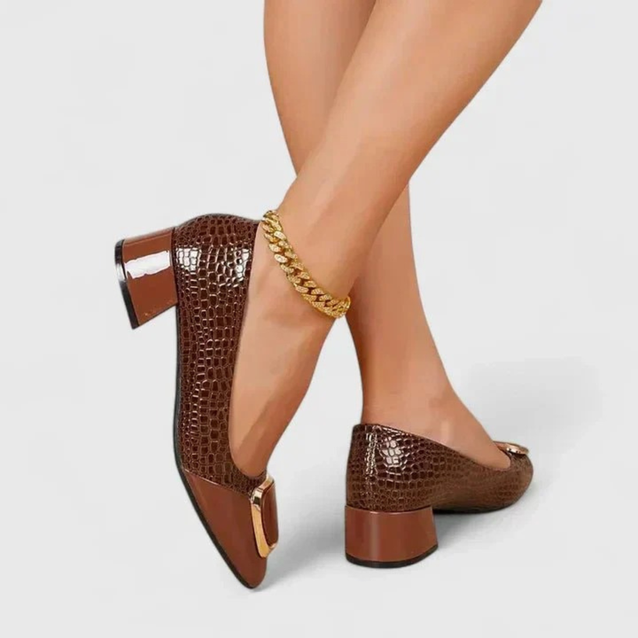 Mocassins marron portés, jambes croisées, vus de l'arrière et de côté pour montrer l'effet croco et le talon carré. 3
