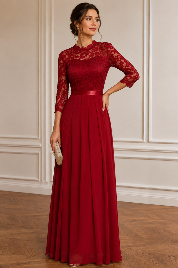 Robe rouge portée en cheveux relevés, main sur la hanche, parquet et boiseries en arrière-plan 4