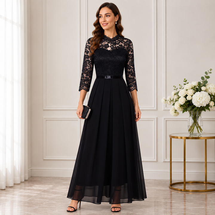Version noire de la robe, col montant en dentelle, manches trois-quarts et sandales noires 3