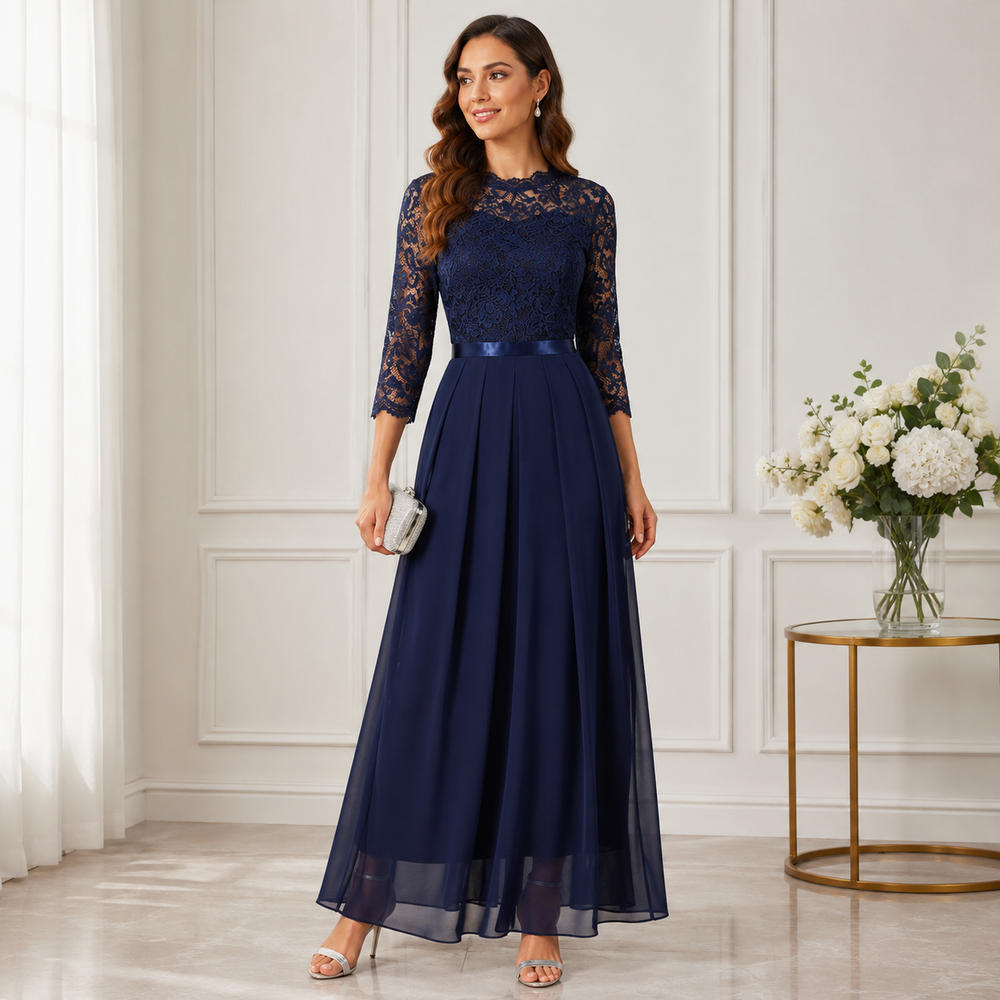 Même robe en bleu marine, vue de face, portée avec sandales argentées et pochette scintillante 2