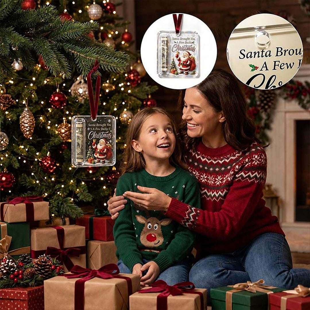Mère et fille souriantes près du sapin, avec la suspension en acrylique accrochée à une branche et deux gros plans du modèle. 1
