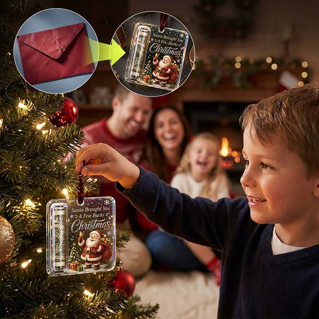 Garçon accrochant la suspension au sapin, avec en médaillon une enveloppe rouge remplacée par la suspension, famille floue derrière lui. 10