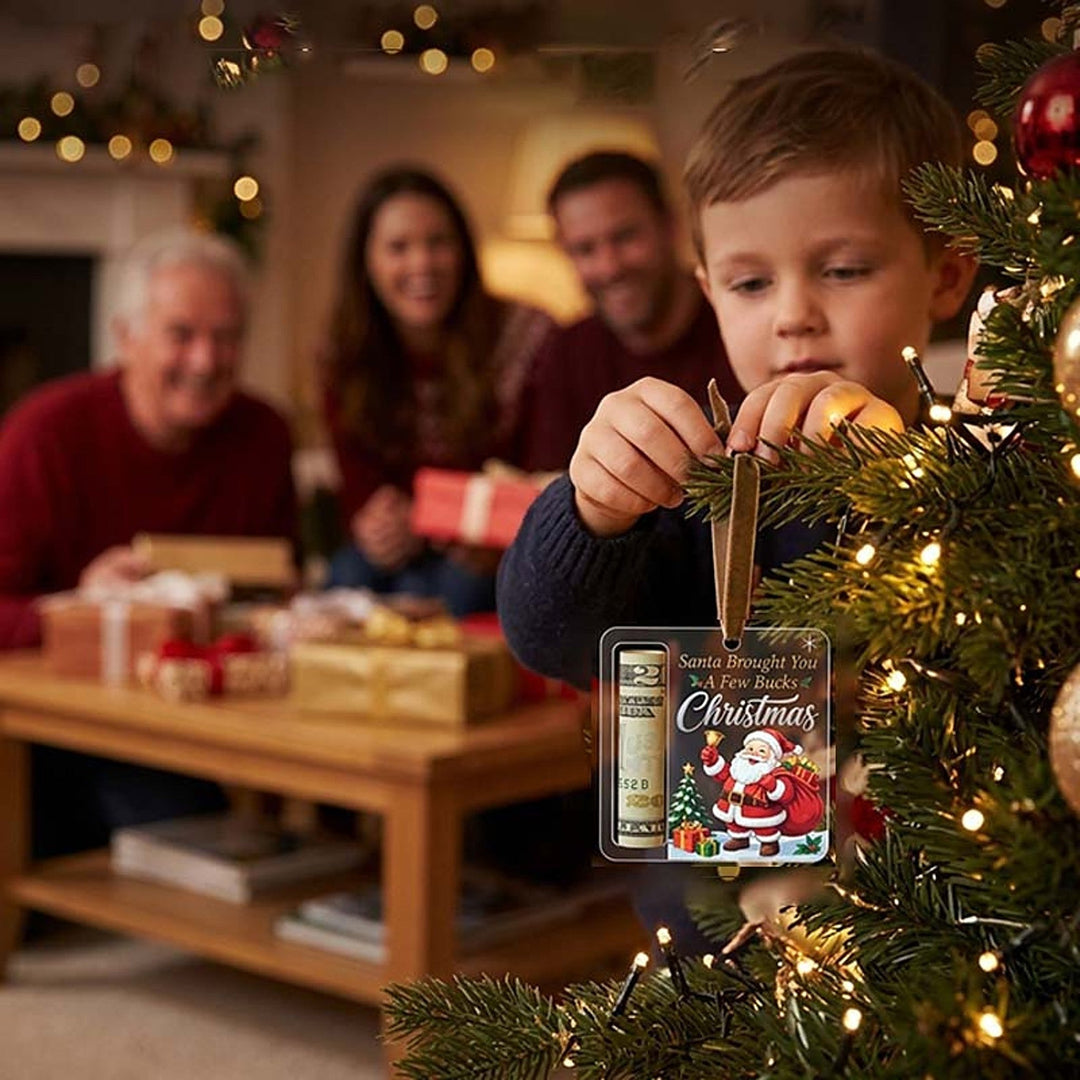 Enfant concentré posant la suspension sur une branche de sapin, billet roulé visible, famille et cadeaux flous derrière lui. 11