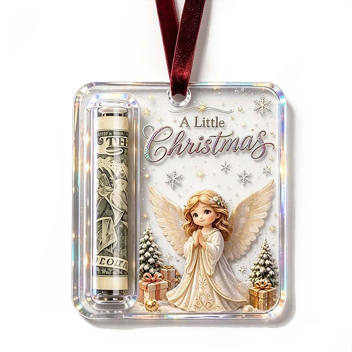 Suspension avec un ange blond aux ailes dorées, mains jointes, entouré de petits sapins enneigés et de cadeaux, billet roulé à gauche. 18